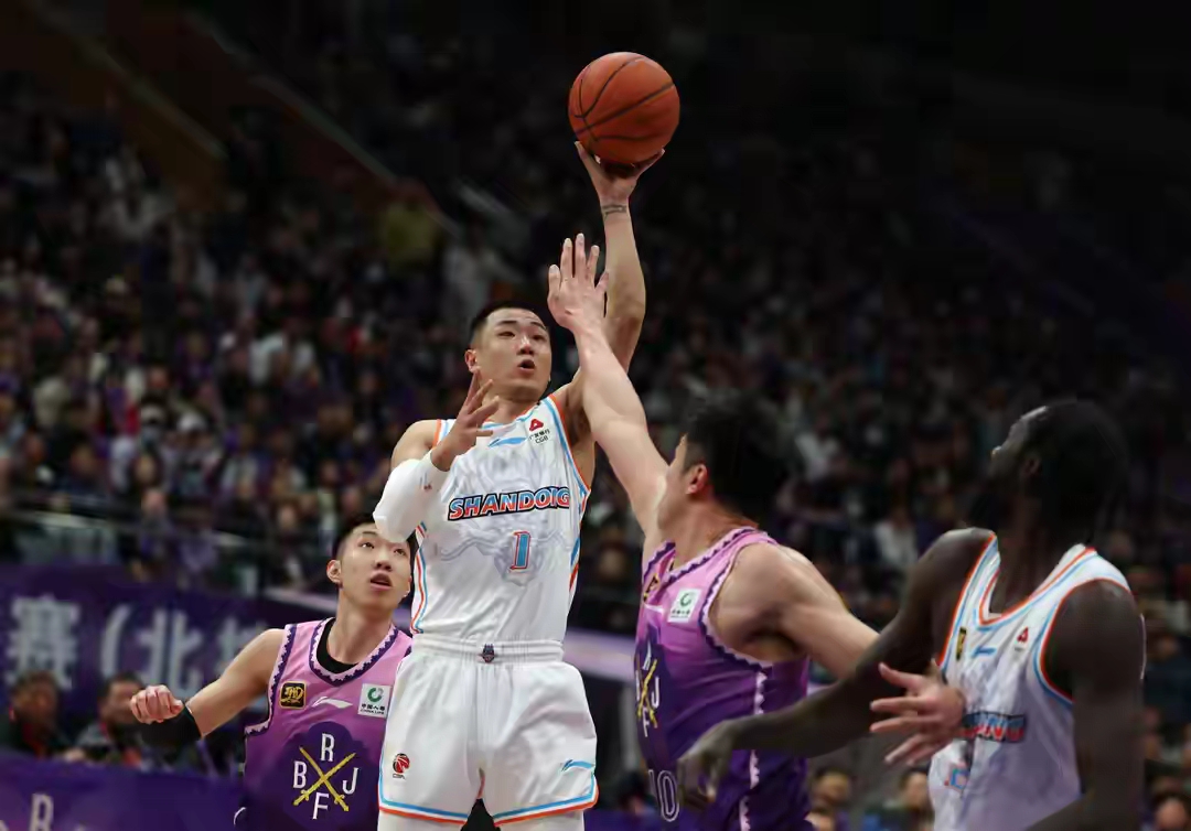 北京队力克广东队，王哲林扛起全队