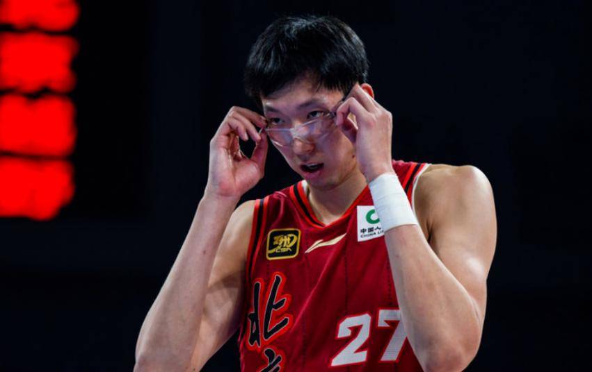 北京队完胜热火,周琦点燃赛场 北京队完胜热火,周琦点燃赛场