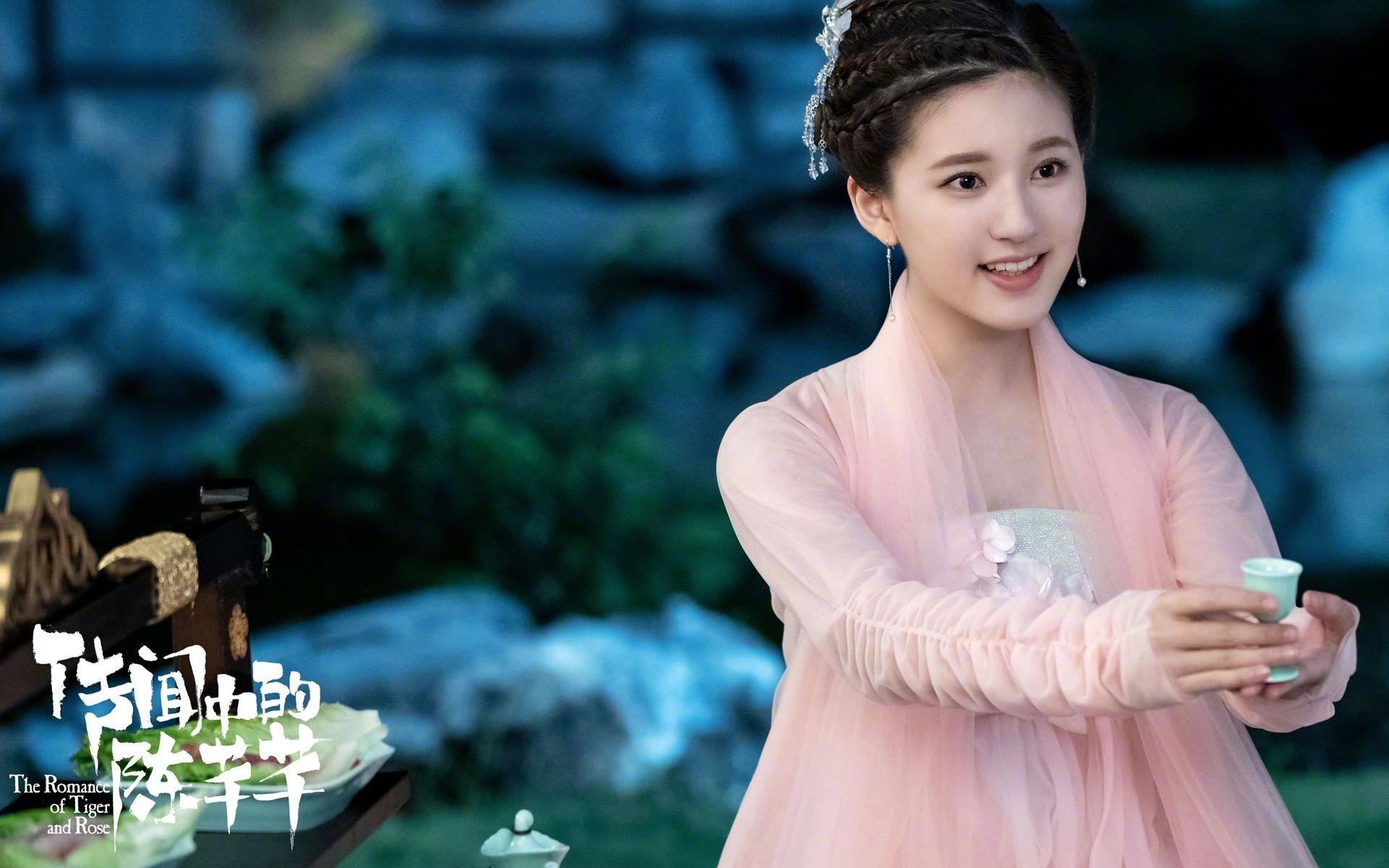 F1街道赛之夜，阿劳霍在引擎低吼中完成沉默的里程碑