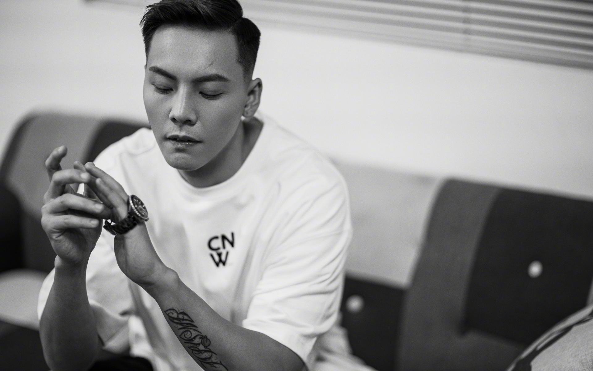 首先，我们扩展思维，确定一个既能紧扣关键词，又能凸显唯一性的标题